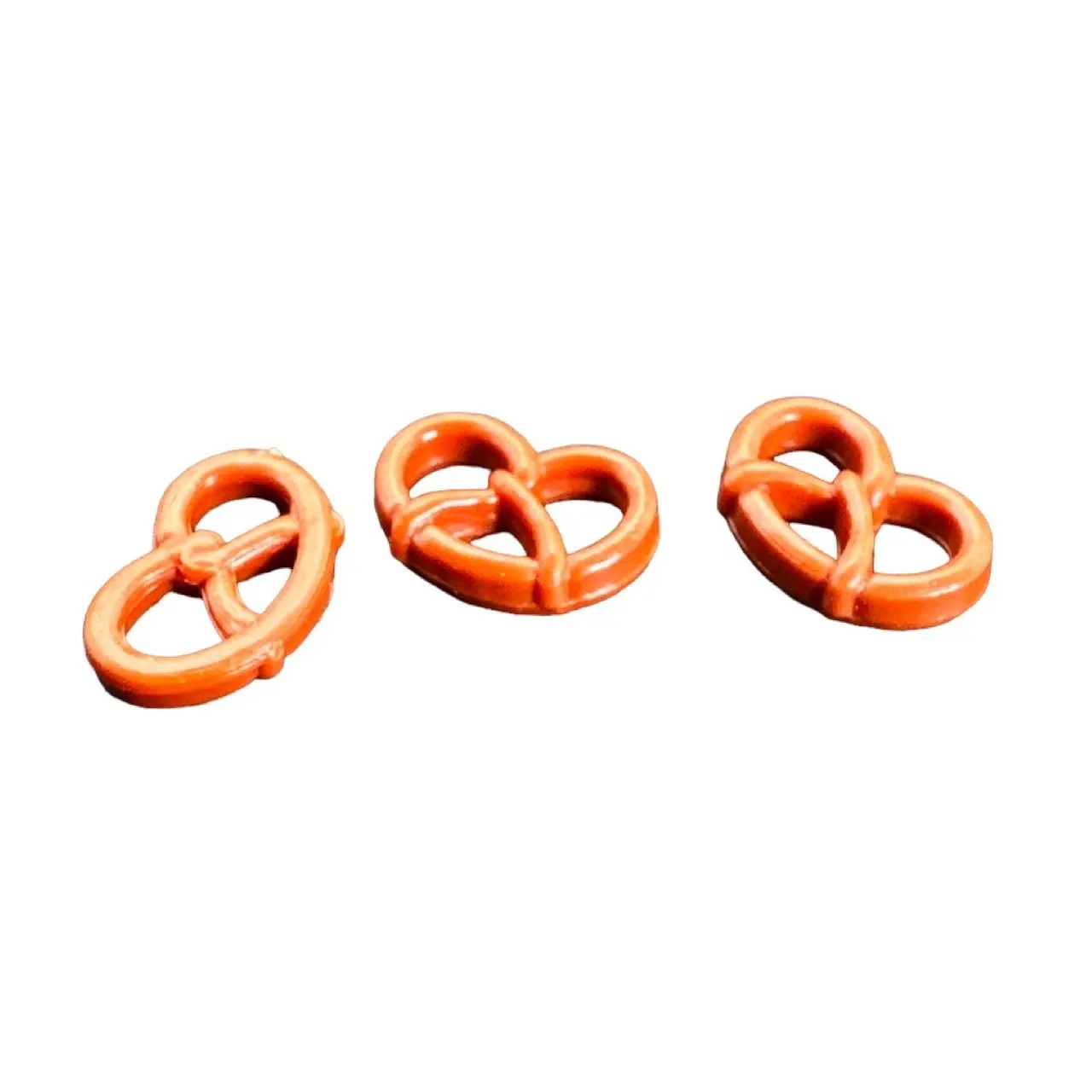 Lot de trois bretzels alsacien miniature en résine vue principale fond blanc