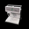 Machine à expresso miniature en métal noir et blanc pour maison de poupée vue de face