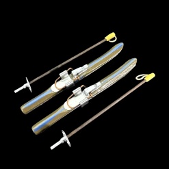 Paire de ski miniature liseré bleu avec bâtons à l’échelle 1/12ᵉ vue principale