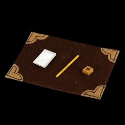 Sous-main miniature set de bureau à l’échelle 1/12ᵉ avec crayon et bloc-notes vue principale