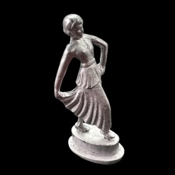 Statuette Art Déco en métal sur socle — vue principale