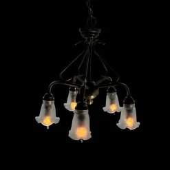 Lustre miniature en métal patiné avec cinq tulipes givrées allumées, pour maison de poupée vue principale fond noir lustre éclairé