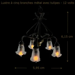 Lustre miniature en métal patiné avec cinq tulipes givrées allumées, pour maison de poupée vue principale fond noir lustre éclairé avec dimensions