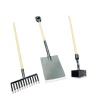lot d’outils de jardin noirs 1/12ᵉ en métal et bois fond blanc