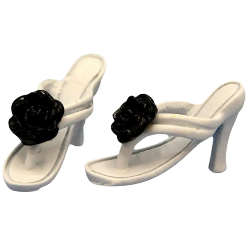 Paire de chaussures femme à talons miniature 1/12ᵉ pour maison de poupée fond blanc