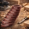 Bandes de ponçage assortiment de grains P80 à P320 sur établi en bois pour modélisme miniature 1/12