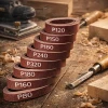 Bandes de ponçage assortiment de grains P80 à P320 sur établi en bois pour modélisme miniature 1/12