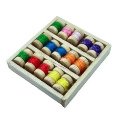 boîte à couture miniature avec bobines de fil maison de poupée 1/12e
