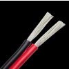 Détail des fils d’un câble électrique rouge et noir AWG 28 pour installation miniature 12V