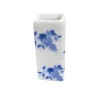 vase carré miniature en céramique décor fleurs bleues pour maison de poupée 1/12e