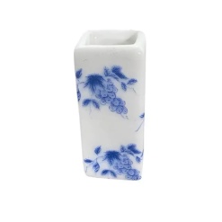 vase carré miniature en céramique décor fleurs bleues pour maison de poupée 1/12e