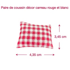 coussin miniature rouge blanc 1/12e dimensions 4,35 cm par 3,45 cm