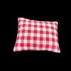 coussin miniature rouge blanc 1/12e vue de face fond noir