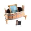 Détail intérieur du baquet miniature en bois avec planche à laver fond blanc