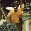 écureuil miniature en résine posé sur une branche d’arbre maison de poupée 1/12e