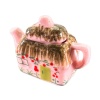 Théière miniature en céramique rose décorée avec couvercle sur fond blanc