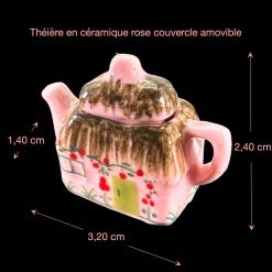 Théière miniature rose avec dimensions indiquées pour décor de maison de poupée 1/12e