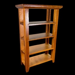 Étagère miniature en bois teinté châtaignier sur fond noir