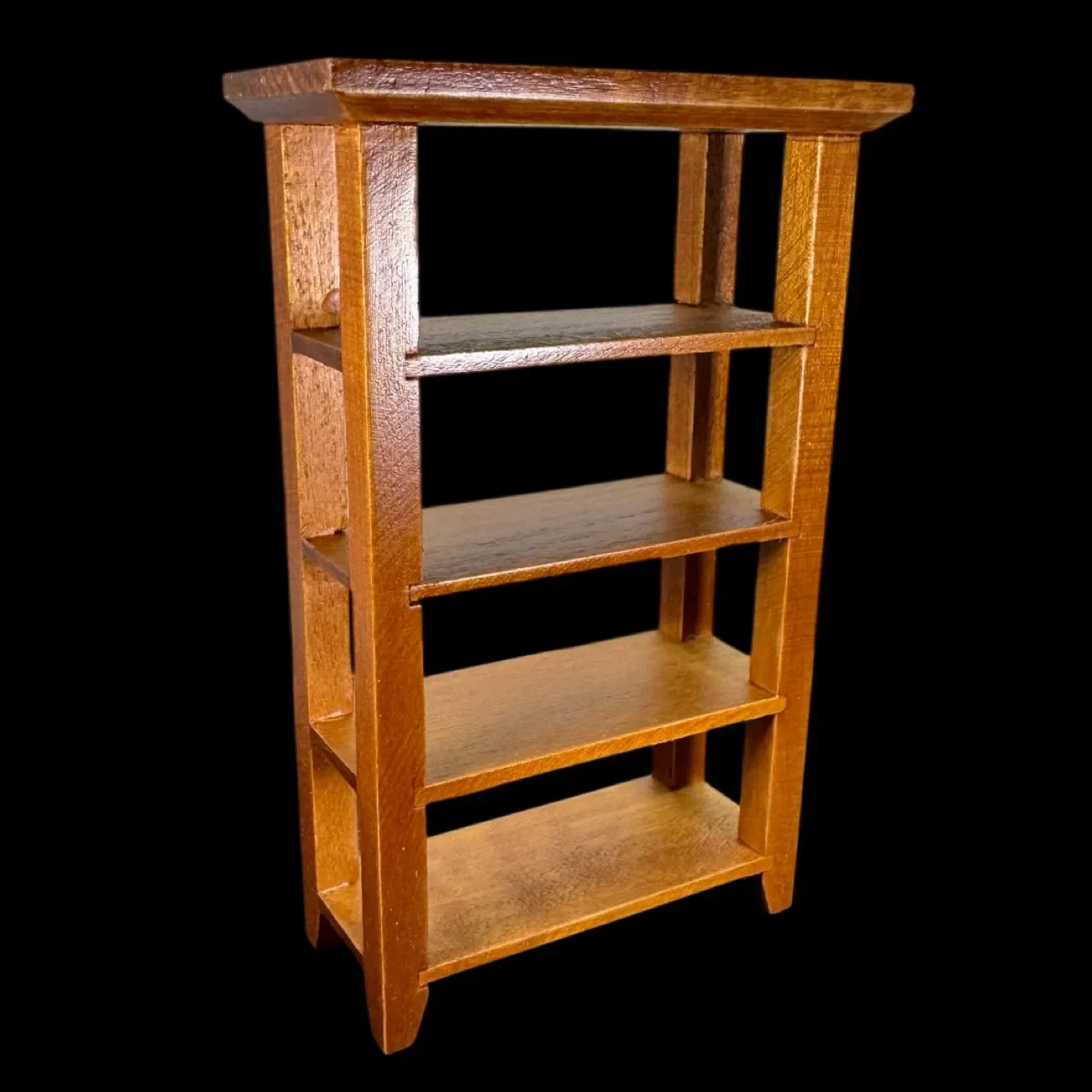 Étagère miniature en bois teinté châtaignier sur fond noir