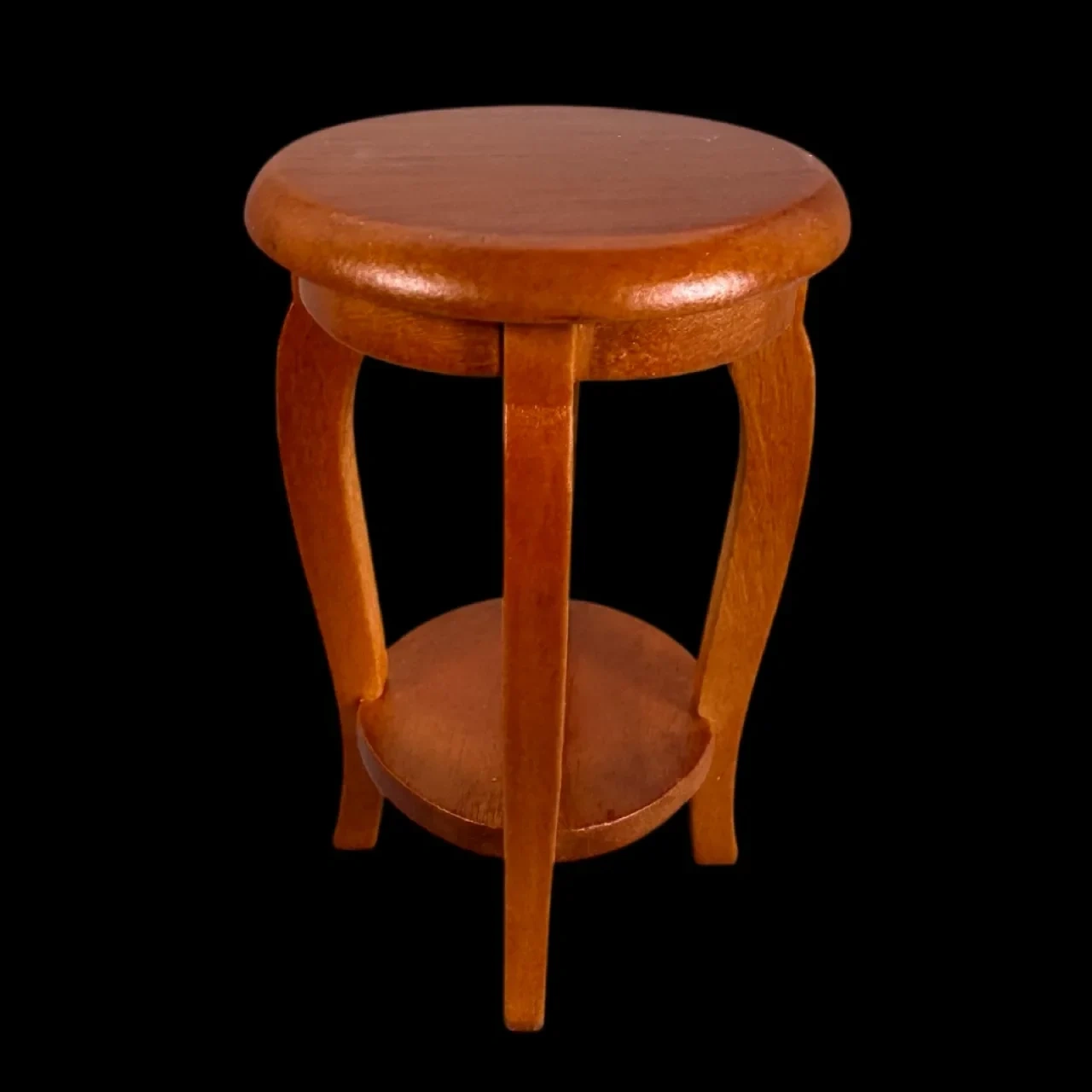 Guéridon miniature rond teinte miel avec tablette basse et pieds galbés