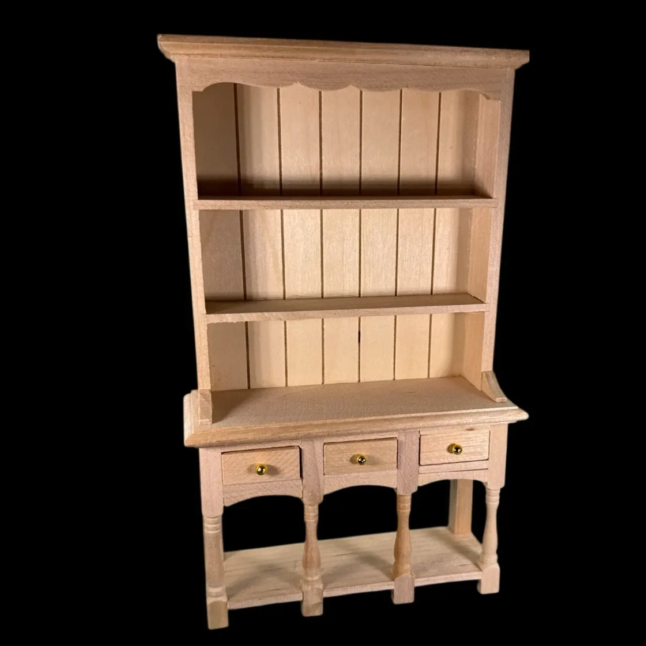 Vaisselier miniature en bois brut à 3 tiroirs fonctionnels avec étagères – vue de face – 1/12e