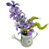 Arrosoir miniature fleuri violet en métal vieilli présenté sur fond blanc