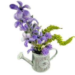 Arrosoir miniature fleuri violet en métal vieilli présenté sur fond blanc