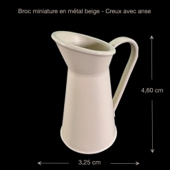 Broc miniature en métal beige avec dimensions 1/12e