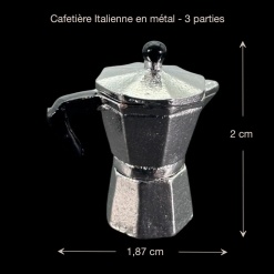 Cafetière italienne miniature en métal vue de face sur fond noir avec dimensions