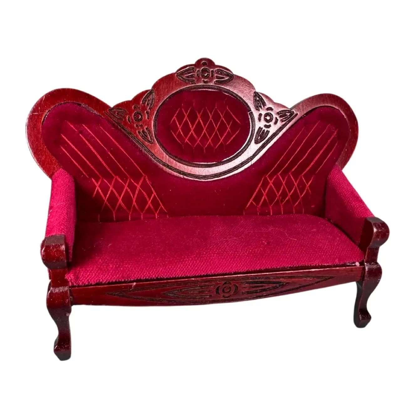 Canapé miniature Art nouveau rouge grenat avec dossier décoré et accoudoirs – vue de face – 1/12e