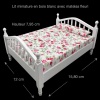 Dimensions du lit miniature blanc avec matelas fleuri