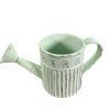 Arrosoir miniature vert pâle en métal vieilli présenté sur fond blanc