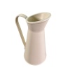 Broc miniature en métal beige sur fond blanc 1/12e