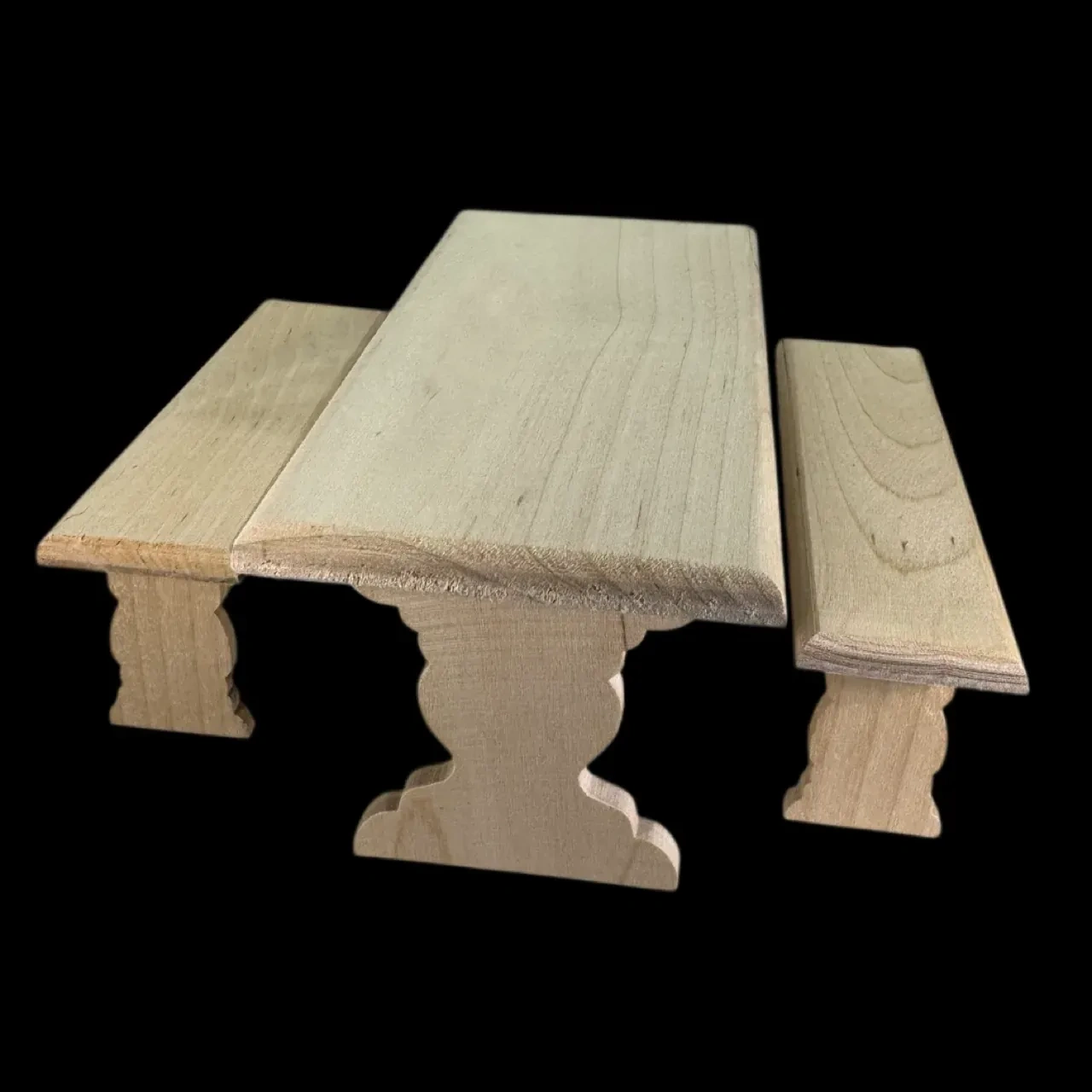Ensemble table et 2 bancs miniatures en bois brut sur fond noir