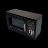Micro-ondes miniature noir en bois présenté sur fond noir
