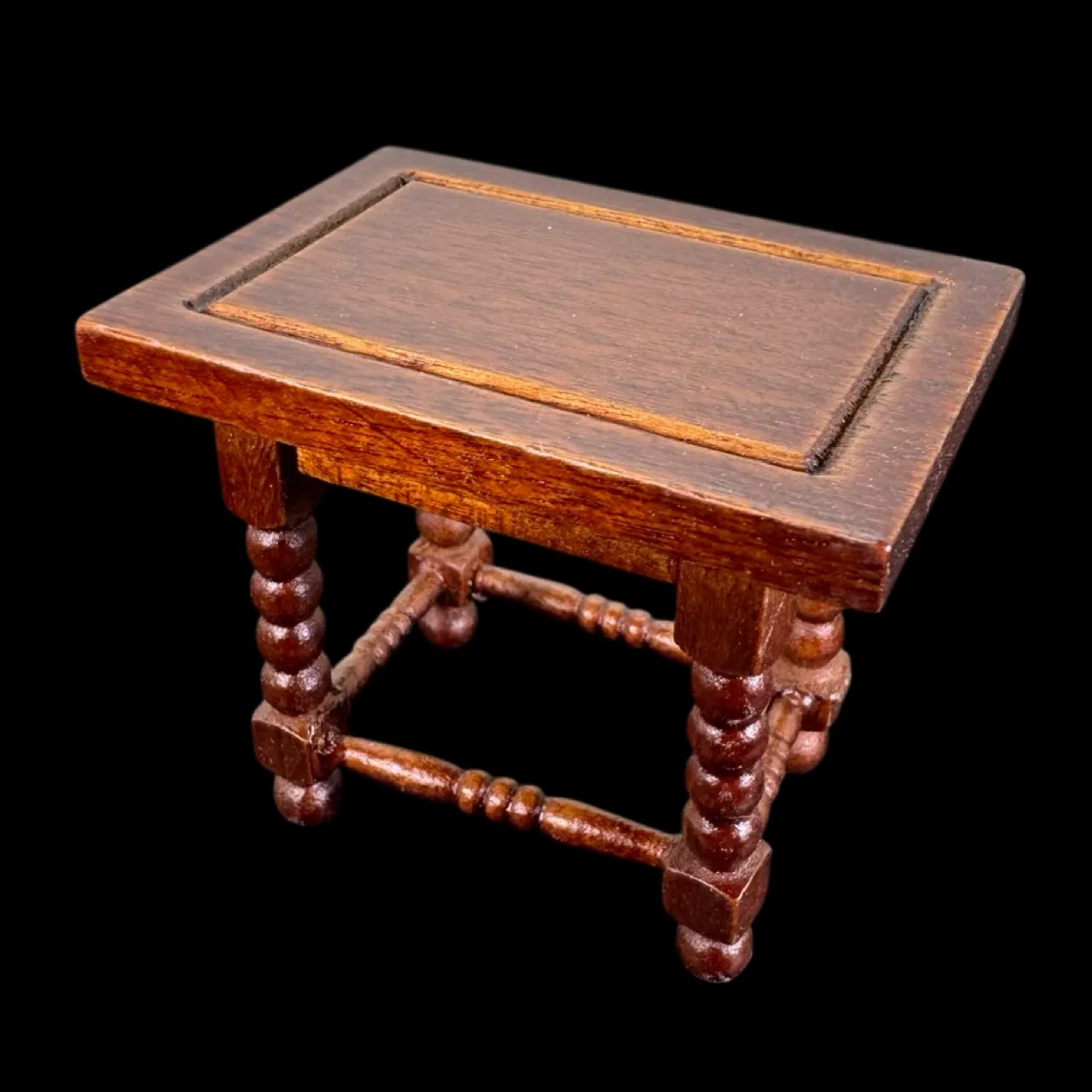 Table basse miniature en bois teinté vue de trois quarts