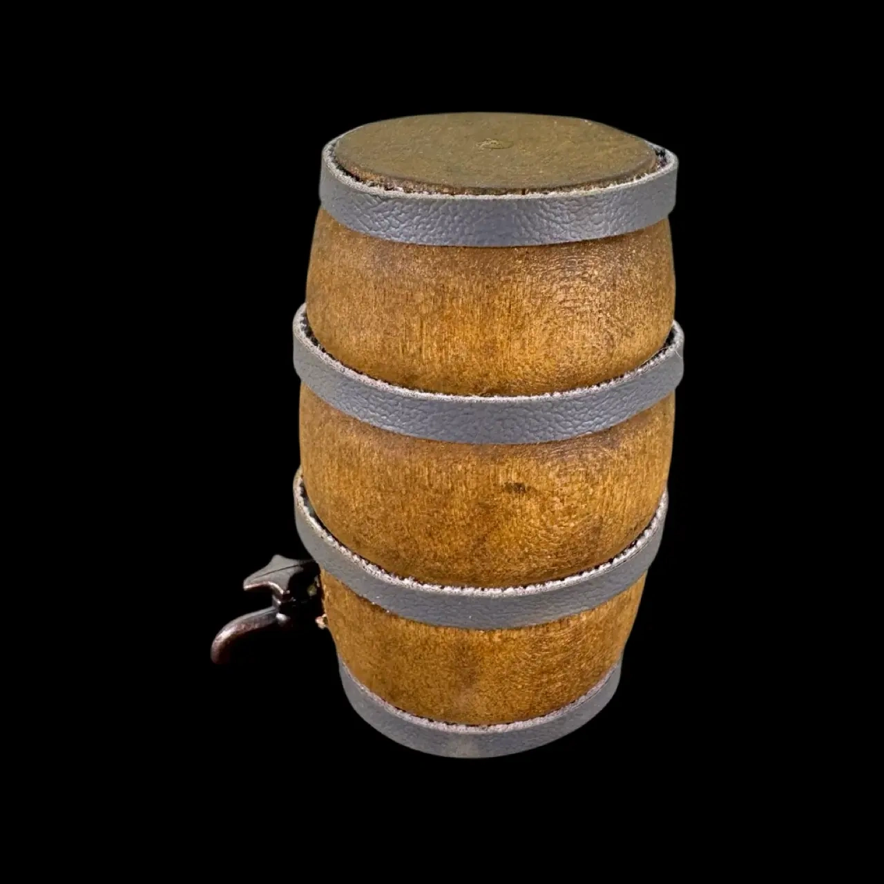 Tonneau miniature en bois avec robinet présenté sur fond noir