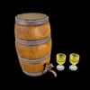 Tonneau miniature avec 2 verres de vin blanc sur fond noir
