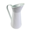 Broc miniature en métal blanc sur fond blanc 1/12e