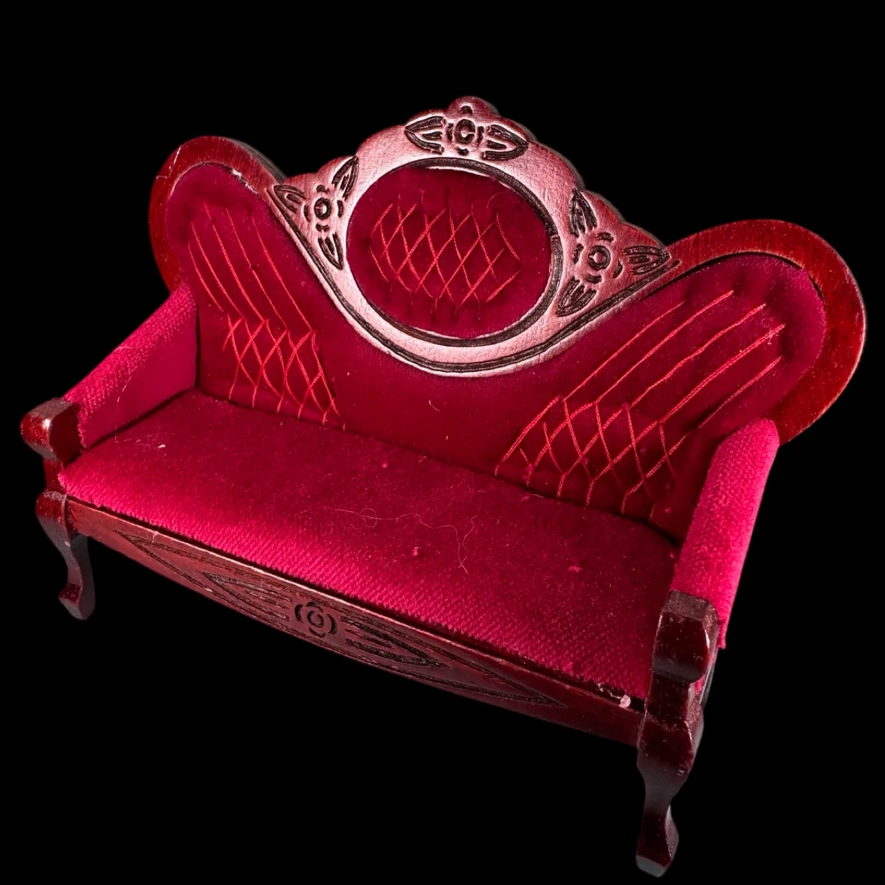 Canapé miniature Art nouveau en bois acajou et velours rouge grenat sur fond noir – 1/12e