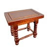 Table basse miniature en bois teinté à pieds tournés sur fond blanc