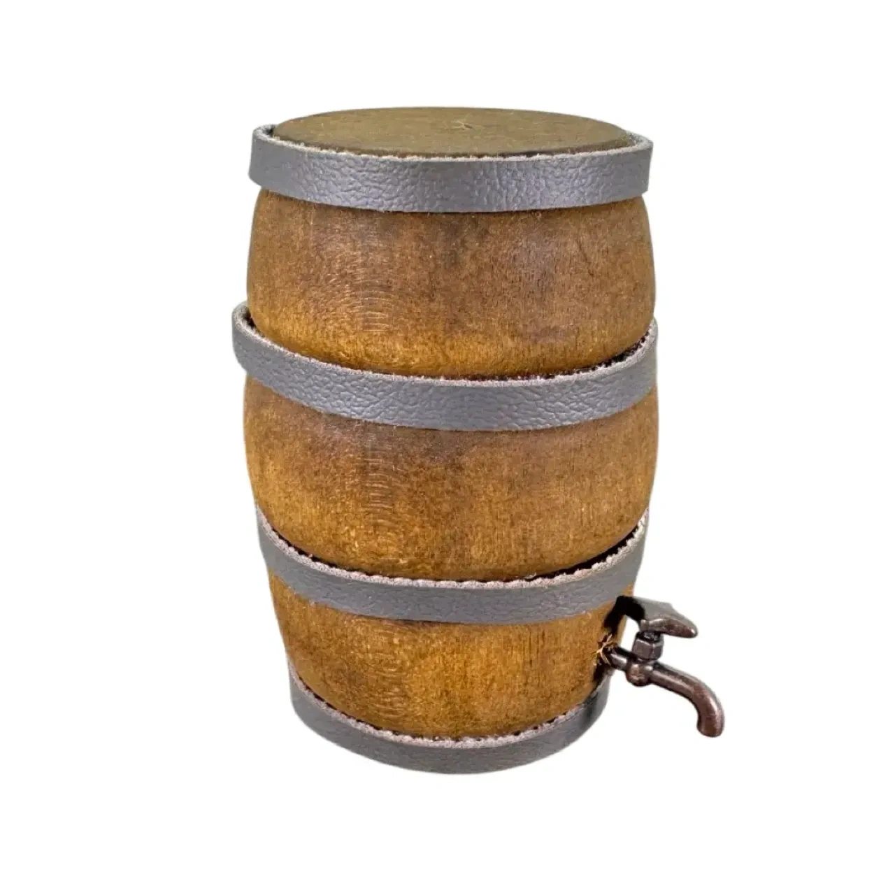 Tonneau miniature en bois avec robinet vu du côté opposé