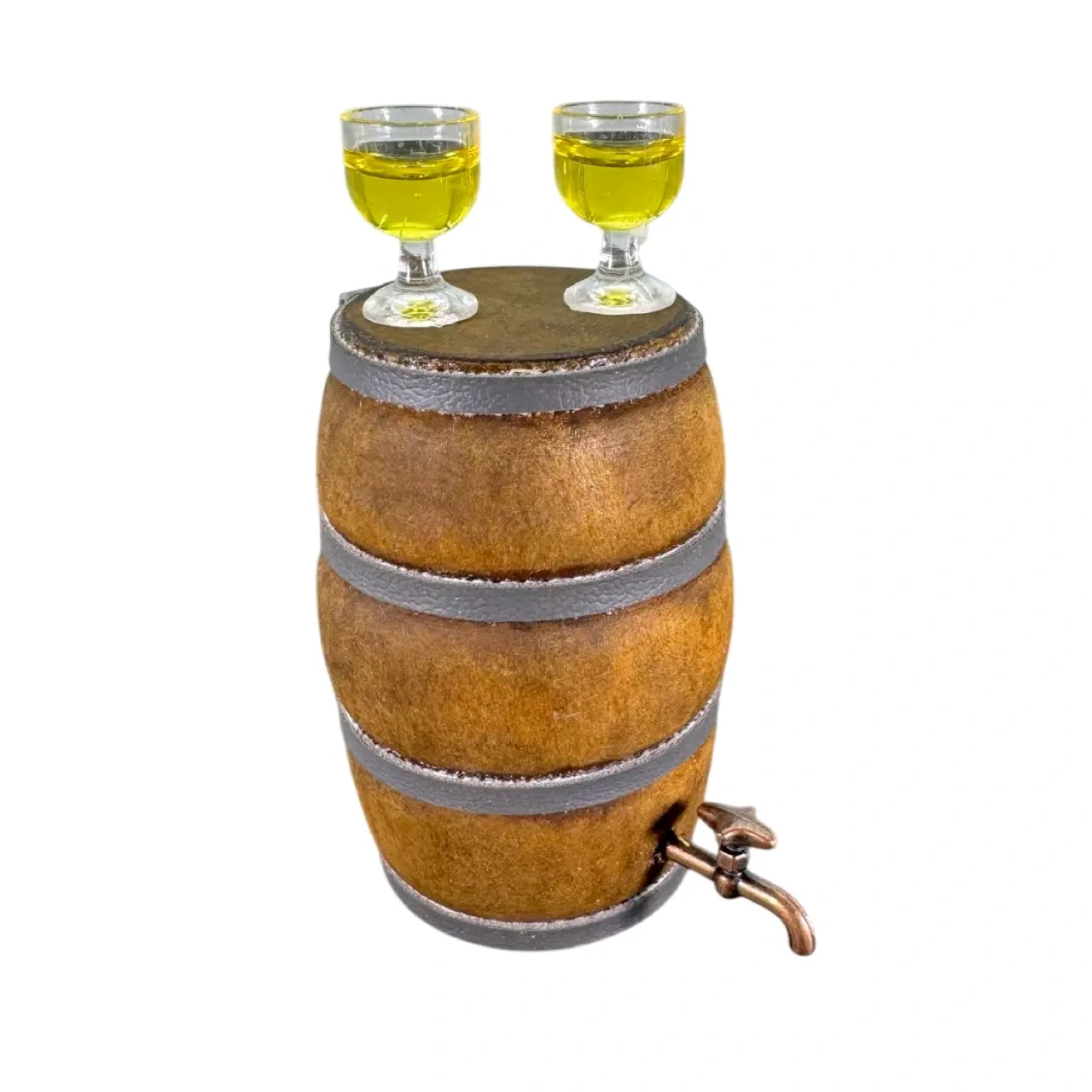 Tonneau miniature en bois avec 2 verres de vin blanc posés dessus