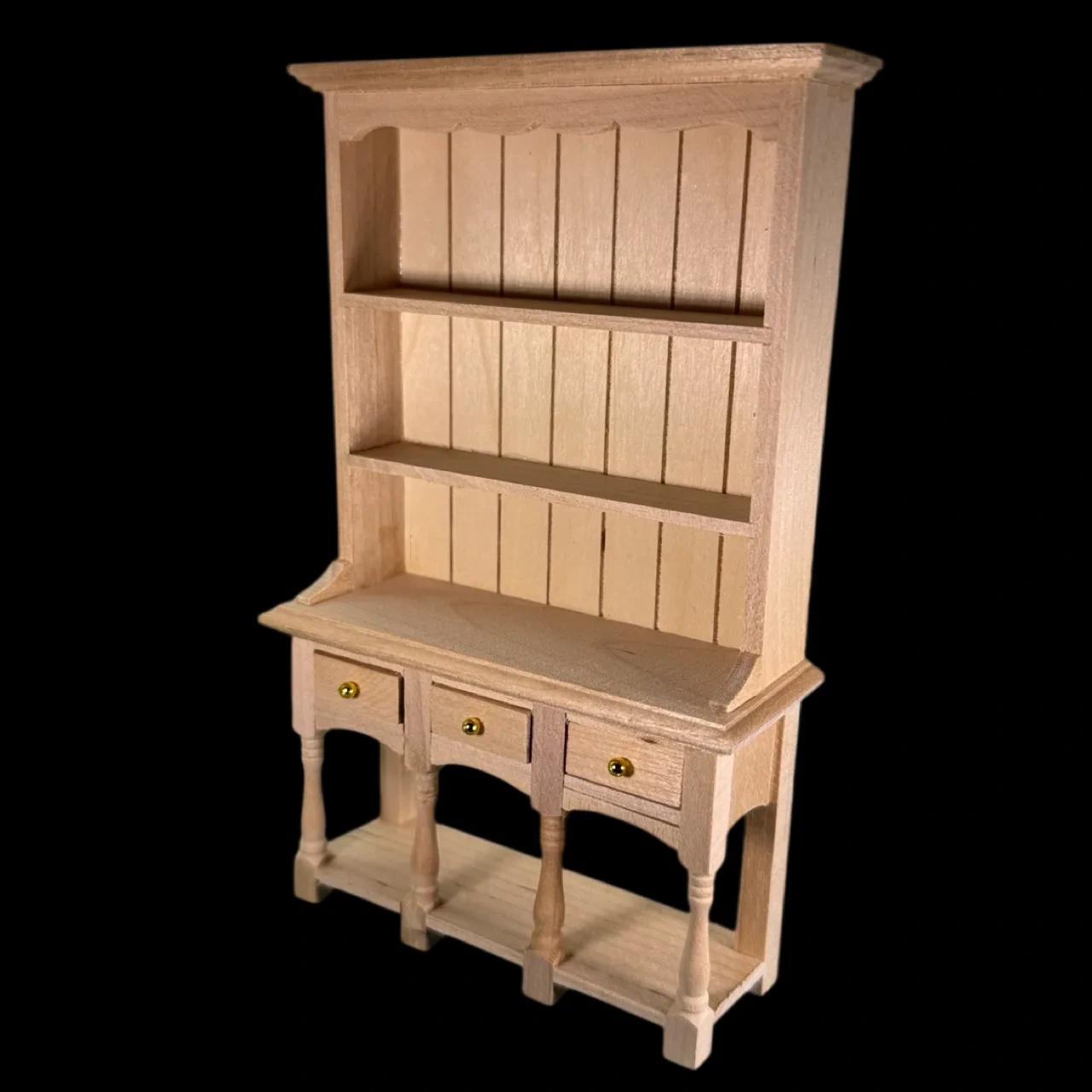 Vaisselier miniature en bois brut avec deux étagères et tablette basse – vue de trois quarts – 1/12e
