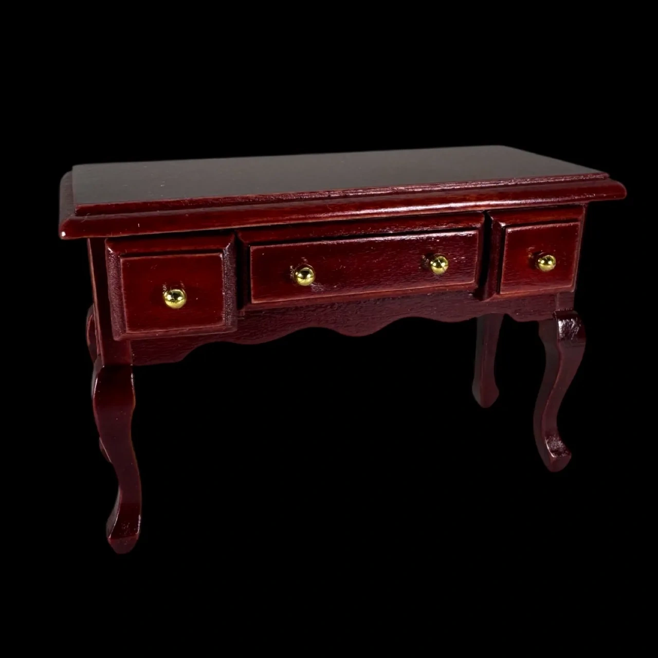 Bureau miniature acajou à traverse chantournée et pieds galbés