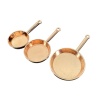 Lot de 3 poêles miniatures en cuivre de tailles différentes sur fond blanc