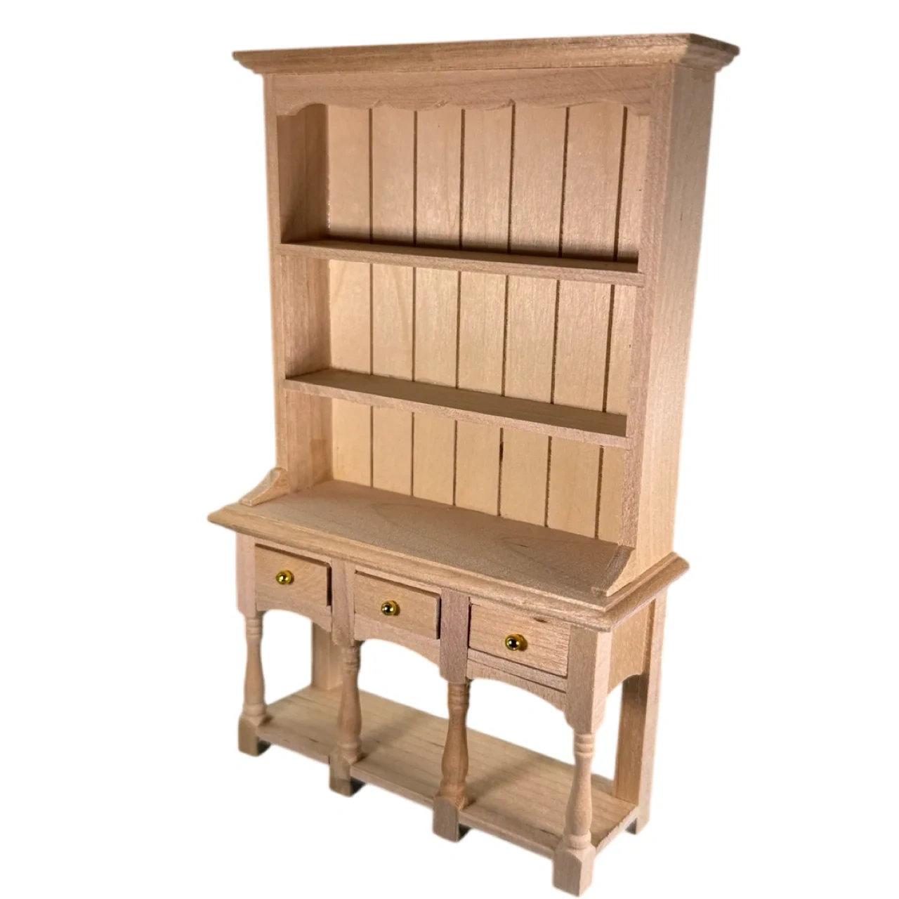 Vaisselier miniature en bois brut à deux étagères avec trois tiroirs fermés – 1/12e