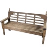 Banc de jardin miniature en bois teinté sur fond blanc