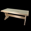 Banc miniature en bois brut vu de côté sur fond noir