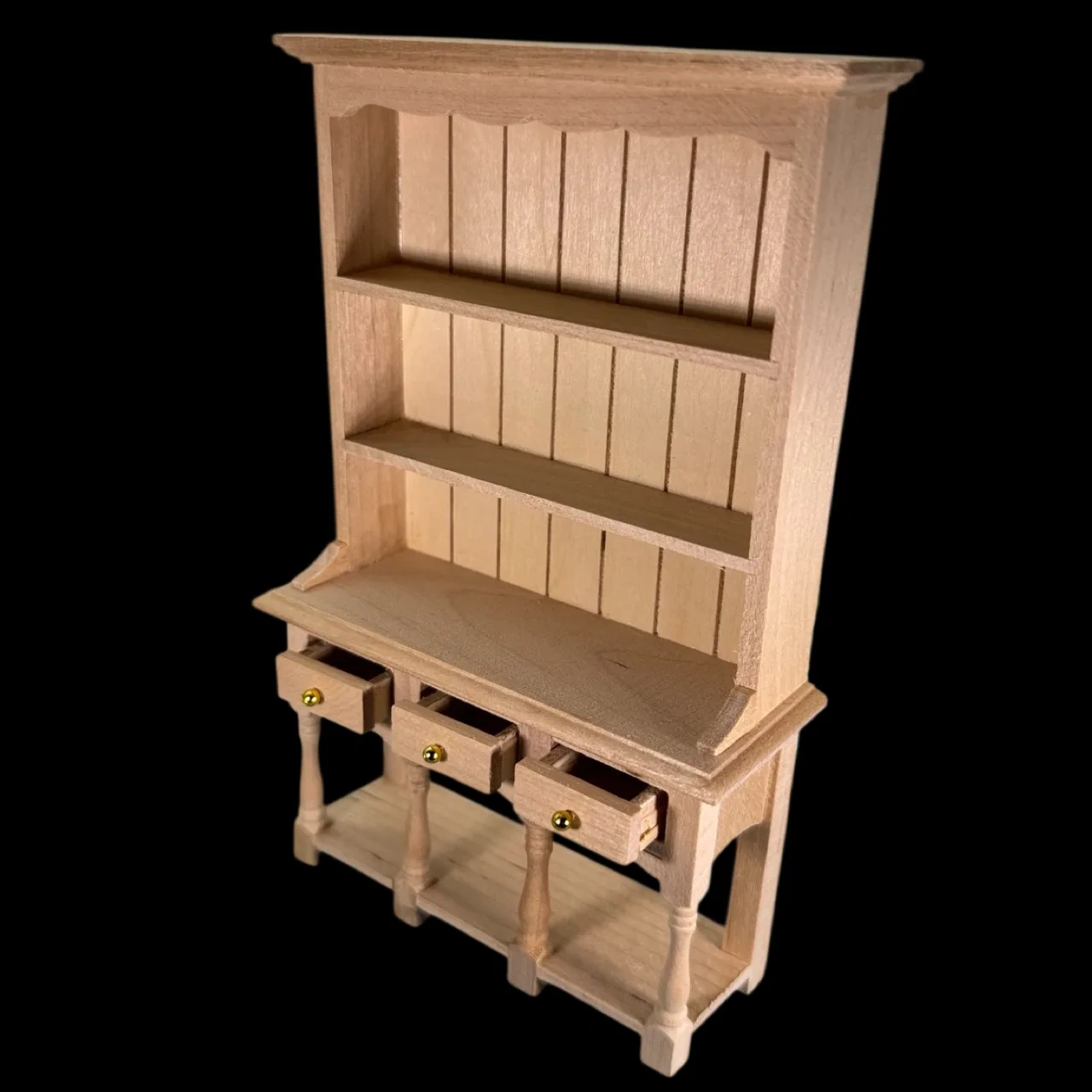 Vaisselier miniature en bois brut avec trois tiroirs fonctionnels ouverts – 1/12e